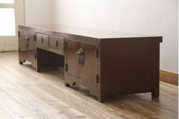 アンティーク家具　李朝　漆塗り　経年を感じる金具の風合いが味わい深い文机(ローボード、テレビ台、AVボード、座机、キャビネット、収納棚、戸棚)(R-060842)