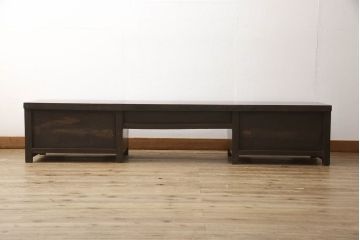 アンティーク家具　李朝　漆塗り　経年を感じる金具の風合いが味わい深い文机(ローボード、テレビ台、AVボード、座机、キャビネット、収納棚、戸棚)(R-060842)