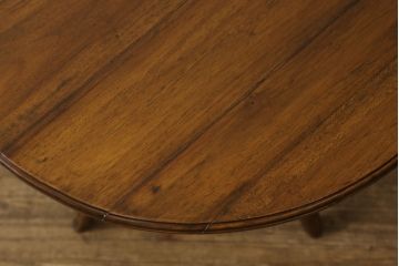 アジアビンテージ　チーク材　凝った脚のデザインがおしゃれな西洋風サイドテーブル(ヴィンテージ、センターテーブル、リビングテーブル、コーヒーテーブル、カフェテーブル、丸テーブル、ラウンドテーブル)(R-060843)