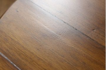 アジアビンテージ　チーク材　凝った脚のデザインがおしゃれな西洋風サイドテーブル(ヴィンテージ、センターテーブル、リビングテーブル、コーヒーテーブル、カフェテーブル、丸テーブル、ラウンドテーブル)(R-060843)