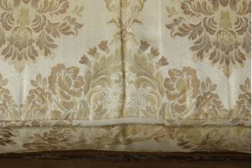 中古　ヨーロッパ輸入家具　大型　クラシカルで品のある佇まいが魅力の2.5人掛けソファ(2人掛けソファ、3人掛けソファ)(R-060844)