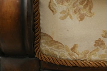 中古　ヨーロッパ輸入家具　大型　クラシカルで品のある佇まいが魅力の2.5人掛けソファ(2人掛けソファ、3人掛けソファ)(R-060844)