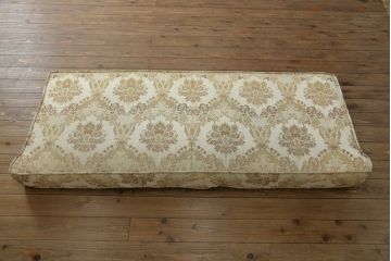 中古　ヨーロッパ輸入家具　大型　クラシカルで品のある佇まいが魅力の2.5人掛けソファ(2人掛けソファ、3人掛けソファ)(R-060844)