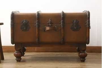 中古　イギリス　THEODORE ALEXANDER(セオドア アレキサンダー)　一風変わったデザインが面白いトランクテーブル(定価約40万円)(センターテーブル、ローテーブル)(R-060848)