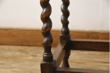 イギリスアンティーク　オーク材　天板のデザインが可愛らしいツイストレッグサイドテーブル(カフェテーブル、コーヒーテーブル)(R-060855)