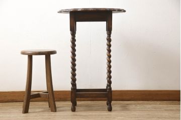 イギリスアンティーク　オーク材　天板のデザインが可愛らしいツイストレッグサイドテーブル(カフェテーブル、コーヒーテーブル)(R-060855)