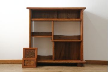 中古　美品　国産　職人手造り　総欅(ケヤキ)無垢材　漆塗り　美しい杢目を堪能できる飾り棚(茶棚、違い棚、収納棚、戸棚)(R-060858)