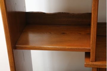 中古　美品　国産　職人手造り　総欅(ケヤキ)無垢材　漆塗り　美しい杢目を堪能できる飾り棚(茶棚、違い棚、収納棚、戸棚)(R-060858)