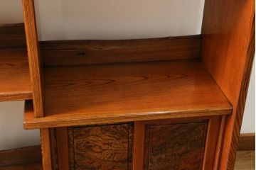 中古　美品　国産　職人手造り　総欅(ケヤキ)無垢材　漆塗り　美しい杢目を堪能できる飾り棚(茶棚、違い棚、収納棚、戸棚)(R-060858)