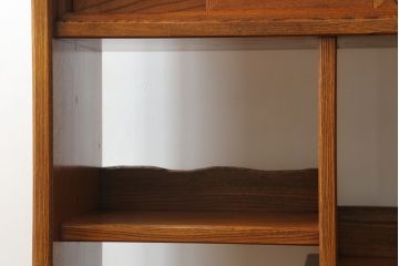 中古　美品　国産　職人手造り　総欅(ケヤキ)無垢材　漆塗り　美しい杢目を堪能できる飾り棚(茶棚、違い棚、収納棚、戸棚)(R-060858)