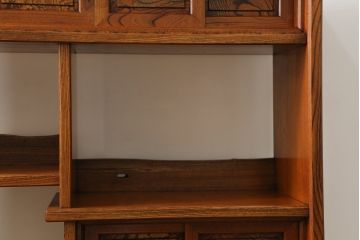 中古　美品　国産　職人手造り　総欅(ケヤキ)無垢材　漆塗り　美しい杢目を堪能できる飾り棚(茶棚、違い棚、収納棚、戸棚)(R-060858)