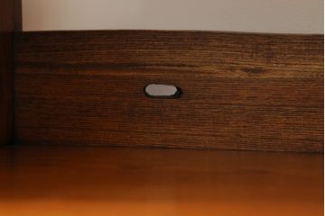 中古　美品　国産　職人手造り　総欅(ケヤキ)無垢材　漆塗り　美しい杢目を堪能できる飾り棚(茶棚、違い棚、収納棚、戸棚)(R-060858)