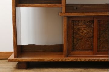 中古　美品　国産　職人手造り　総欅(ケヤキ)無垢材　漆塗り　美しい杢目を堪能できる飾り棚(茶棚、違い棚、収納棚、戸棚)(R-060858)