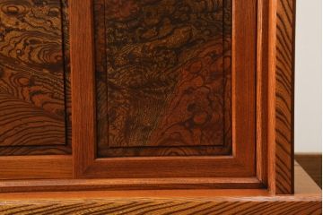 中古　美品　国産　職人手造り　総欅(ケヤキ)無垢材　漆塗り　美しい杢目を堪能できる飾り棚(茶棚、違い棚、収納棚、戸棚)(R-060858)