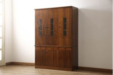 中古　美品　岩手県岩泉・純木家具　セン材無垢　漆塗り　収納力抜群!シンプルなデザインの二段重ね食器棚(戸棚、収納棚、キャビネット)(定価約90万円)(R-060860)