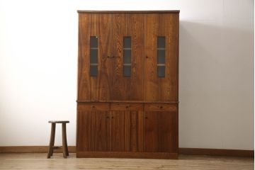 中古　美品　岩手県岩泉・純木家具　セン材無垢　漆塗り　収納力抜群!シンプルなデザインの二段重ね食器棚(戸棚、収納棚、キャビネット)(定価約90万円)(R-060860)