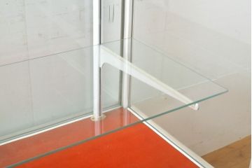 中古　希少デザイン　スチール製　イタリア　ロココ調では珍しい横長ガラスケース(ショーケース、飾り棚、陳列棚、キャビネット、店舗什器)(R-060861)