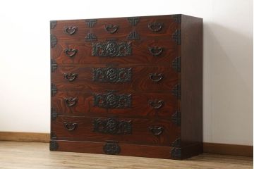中古　美品　岩谷堂箪笥　大振りの金具が存在感を放つ衣装箪笥(和タンス、収納箪笥、引き出し)(R-060881)