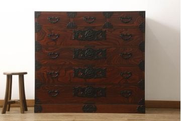 中古　美品　岩谷堂箪笥　大振りの金具が存在感を放つ衣装箪笥(和タンス、収納箪笥、引き出し)(R-060881)