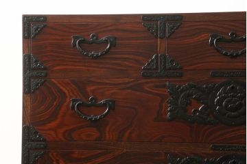 中古　美品　岩谷堂箪笥　大振りの金具が存在感を放つ衣装箪笥(和タンス、収納箪笥、引き出し)(R-060881)