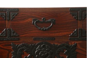 中古　美品　岩谷堂箪笥　大振りの金具が存在感を放つ衣装箪笥(和タンス、収納箪笥、引き出し)(R-060881)