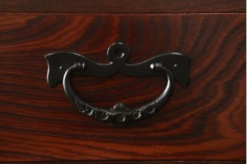 中古　美品　岩谷堂箪笥　大振りの金具が存在感を放つ衣装箪笥(和タンス、収納箪笥、引き出し)(R-060881)