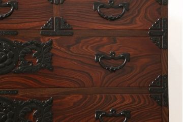 中古　美品　岩谷堂箪笥　大振りの金具が存在感を放つ衣装箪笥(和タンス、収納箪笥、引き出し)(R-060881)