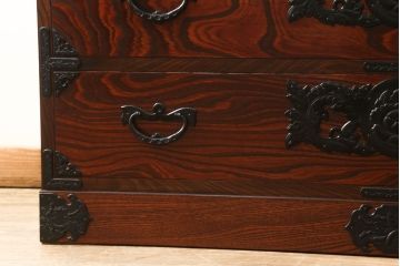 中古　美品　岩谷堂箪笥　大振りの金具が存在感を放つ衣装箪笥(和タンス、収納箪笥、引き出し)(R-060881)