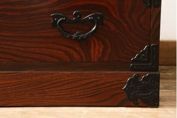 中古　美品　岩谷堂箪笥　大振りの金具が存在感を放つ衣装箪笥(和タンス、収納箪笥、引き出し)(R-060881)