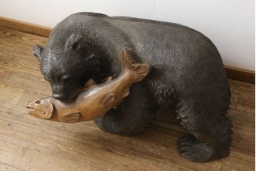 和製アンティーク　上西作　作家物　超特大　まるで本物!!　毛流れや鱗に至るまでとにかく彫りが良い!!　木彫りの熊(置物、置き物、ディスプレイ)(R-060882)