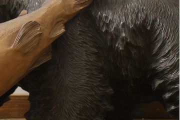 和製アンティーク　上西作　作家物　超特大　まるで本物!!　毛流れや鱗に至るまでとにかく彫りが良い!!　木彫りの熊(置物、置き物、ディスプレイ)(R-060882)