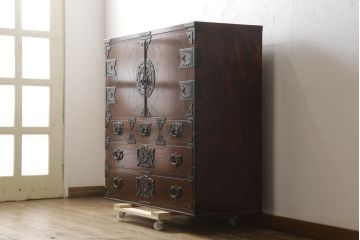 中古　美品　岩谷堂箪笥　脚(台輪)付きリメイク　重厚感のある金具が魅力的な着物箪笥(衣装箪笥、和タンス、収納箪笥、引き出し)(R-060883)