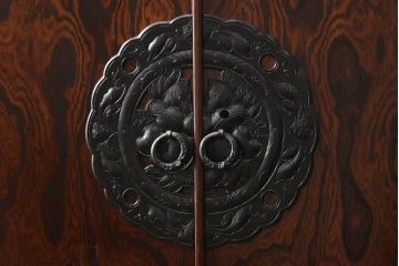 中古　美品　岩谷堂箪笥　脚(台輪)付きリメイク　重厚感のある金具が魅力的な着物箪笥(衣装箪笥、和タンス、収納箪笥、引き出し)(R-060883)
