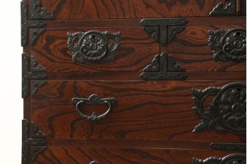 中古　美品　岩谷堂箪笥　脚(台輪)付きリメイク　重厚感のある金具が魅力的な着物箪笥(衣装箪笥、和タンス、収納箪笥、引き出し)(R-060883)