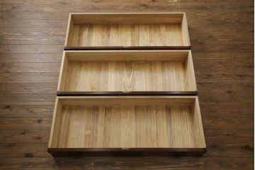 中古　美品　岩谷堂箪笥　天板リメイク　存在感のある金具が和の趣あふれる衣装箪笥(和タンス、引き出し、リビングボード)(R-060884)