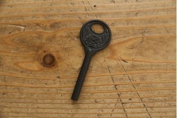 中古　美品　岩谷堂箪笥　天板リメイク　存在感のある金具が和の趣あふれる衣装箪笥(和タンス、引き出し、リビングボード)(R-060884)