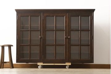 中古　北海道民芸家具　脚または台輪を付けてリメイク!　シックな大人空間を演出してくれるキャビネット(食器棚、カップボード、飾り棚、収納棚、本箱、ブックケース、サイドボード、サイドキャビネット)(R-060885)