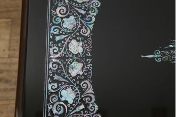 中古　韓国民芸家具　華やかな螺鈿(ラデン)細工が目を惹く座卓(ローテーブル)(R-060892)