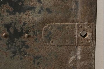 アンティーク建具　総栗材　どっしりとした重厚感が魅力の鉄板張り蔵戸1枚(鉄扉、鉄戸、引き戸、玄関戸)(R-060895)