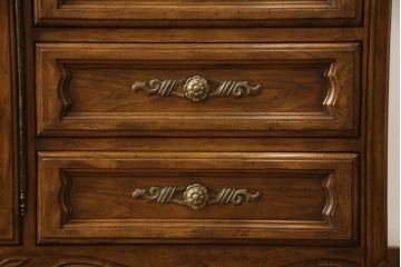 中古　美品　DREXEL HERITAGE(ドレクセルヘリテイジ)　気品あふれる佇まいが魅力のサイドボード(チェスト、引き出し)(R-060900)
