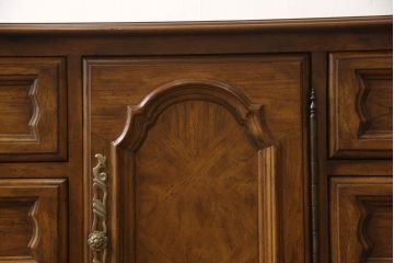 中古　美品　DREXEL HERITAGE(ドレクセルヘリテイジ)　気品あふれる佇まいが魅力のサイドボード(チェスト、引き出し)(R-060900)