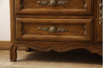 中古　美品　DREXEL HERITAGE(ドレクセルヘリテイジ)　気品あふれる佇まいが魅力のサイドボード(チェスト、引き出し)(R-060900)