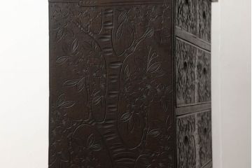 和製ビンテージ　希少　総無垢材　軽井沢彫り　細部まで施された桜の彫刻が見事な脚付きチェスト(ヴィンテージ、引き出し、和タンス、衣装箪笥、洋服箪笥、収納箪笥)(R-060901)