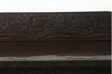 和製ビンテージ　希少　総無垢材　軽井沢彫り　細部まで施された桜の彫刻が見事な脚付きチェスト(ヴィンテージ、引き出し、和タンス、衣装箪笥、洋服箪笥、収納箪笥)(R-060901)