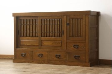 中古　ニレ材　和の趣あふれる佇まいが魅力的な水屋箪笥サイドボード(サイドキャビネット、収納棚、戸棚、食器棚、カップボード)(R-060903)
