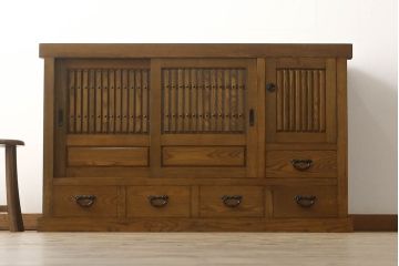 中古　ニレ材　和の趣あふれる佇まいが魅力的な水屋箪笥サイドボード(サイドキャビネット、収納棚、戸棚、食器棚、カップボード)(R-060903)