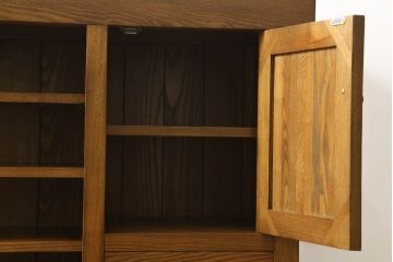 中古　ニレ材　和の趣あふれる佇まいが魅力的な水屋箪笥サイドボード(サイドキャビネット、収納棚、戸棚、食器棚、カップボード)(R-060903)