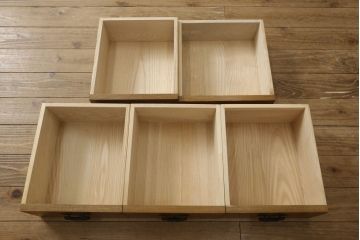 中古　ニレ材　和の趣あふれる佇まいが魅力的な水屋箪笥サイドボード(サイドキャビネット、収納棚、戸棚、食器棚、カップボード)(R-060903)