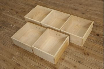 中古　ニレ材　和の趣あふれる佇まいが魅力的な水屋箪笥サイドボード(サイドキャビネット、収納棚、戸棚、食器棚、カップボード)(R-060903)