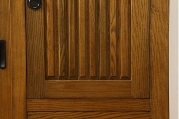 中古　ニレ材　和の趣あふれる佇まいが魅力的な水屋箪笥サイドボード(サイドキャビネット、収納棚、戸棚、食器棚、カップボード)(R-060903)